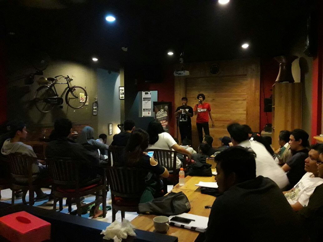 malam ini Mimin lagi main ke <a href="/deBangoorCoffee/">deBangoorCoffeeHouse</a> nonton <a href="/StandUpIndo_BKS/">Standupindo Bekasi</a>