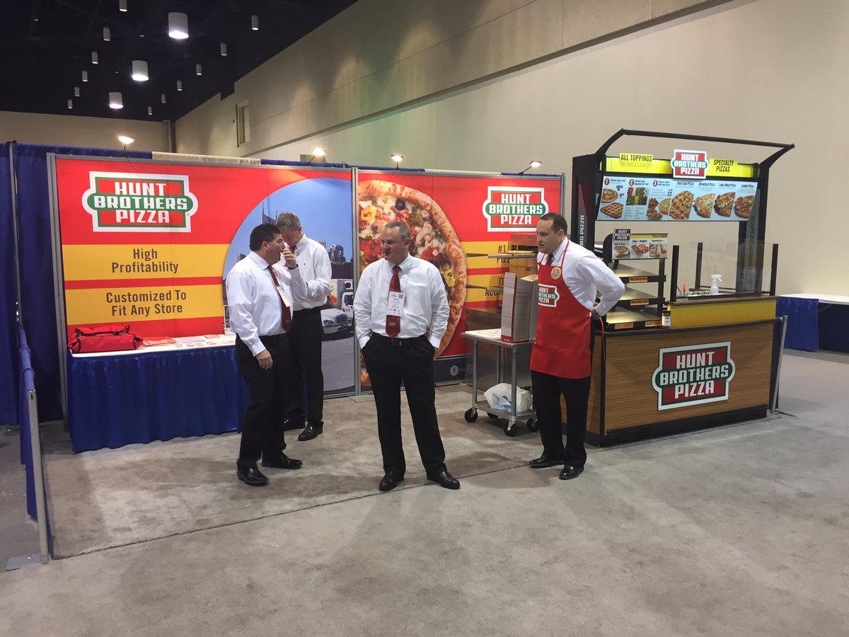 MikeBoddie2's tweet photo. Banner Boss in the house at the Gulf Coast Food &amp; Fuel Expo!!! #nomoresaggingbanners @TBHCDelivers @hbpizza @HuntBritt https://t.co/avl2faIWCy