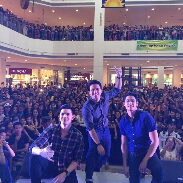 gmanetwork's tweet photo. Nakisaya ang cast ng @MulawinVRavena kanina sa #KapusoArawNgDabaw! Nag-enjoy ba kayo, mga Kapusong Davaoeño? https://t.co/154QANRW42