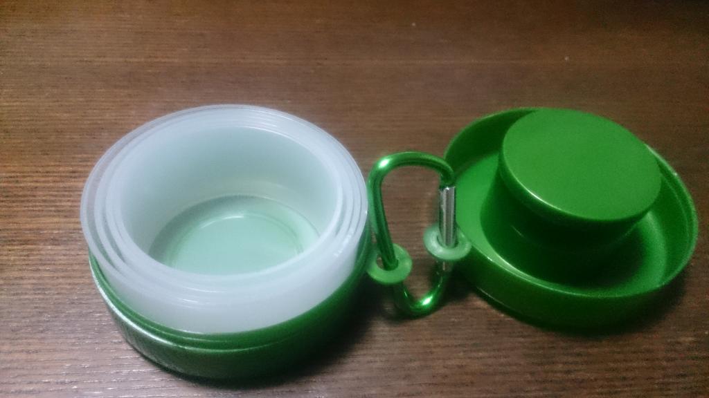 のこっち ヤマノススメ4期 今日 ダイソー 100均 で 携帯折りたたみコップ を見つけました 登山やキャンプで使えるなと思って購入 カラビナも付いてる 耐熱温度1 やし 温かい飲み物もいける アウトドア 登山 キャンプ