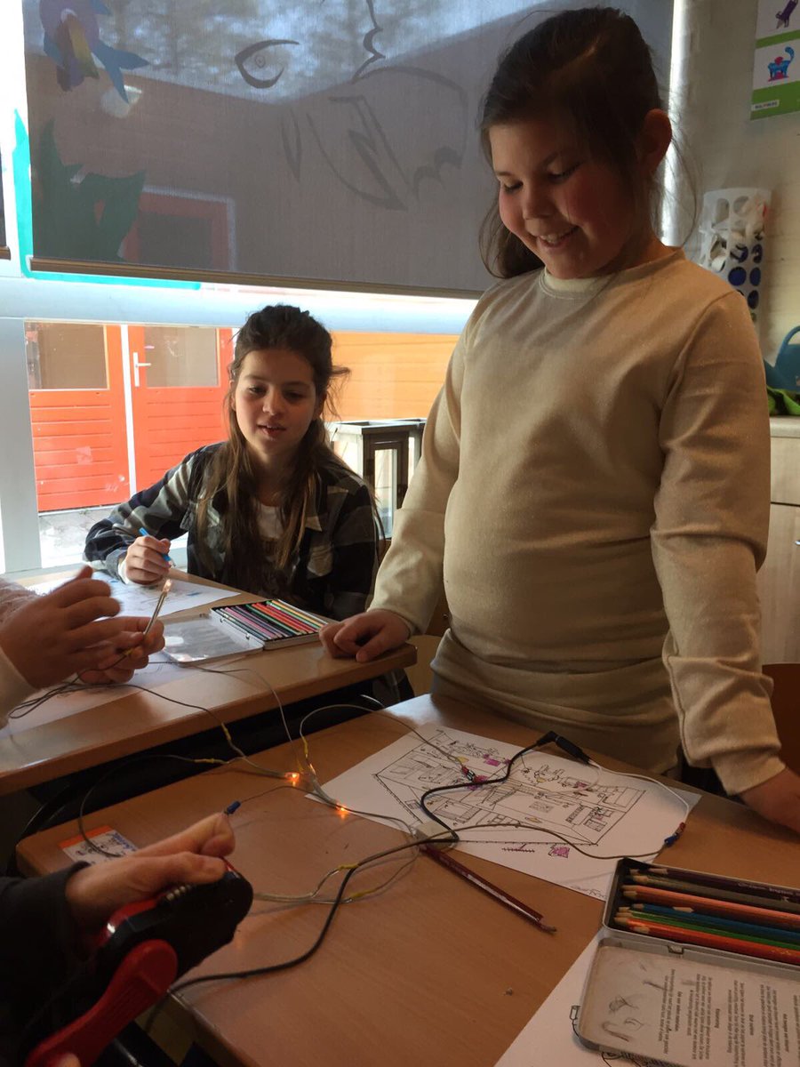 MannieKrak's tweet photo. Vandaag weer eens een workshop "#techniek en #kunst" gegeven. Kijk ze eens blij zijn dat hun lampje het doet!
#collagealmere #collage https://t.co/cPamoa2Lwb
