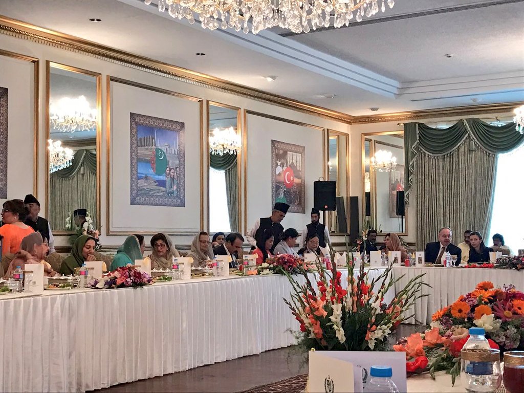 HusnuyeErdogan's tweet photo. Pakistan Başbakanı'nın eşleri Sn. Kalsoom Nawaz Sharif'e #WPC17 için verdiği yemek ve ev sahipliği için teşekkür ederiz. https://t.co/b00VOBUTCK