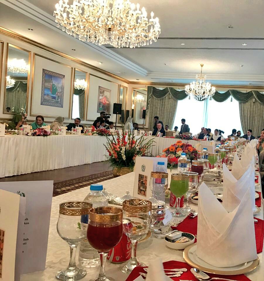 HusnuyeErdogan's tweet photo. Pakistan Başbakanı'nın eşleri Sn. Kalsoom Nawaz Sharif'e #WPC17 için verdiği yemek ve ev sahipliği için teşekkür ederiz. https://t.co/b00VOBUTCK