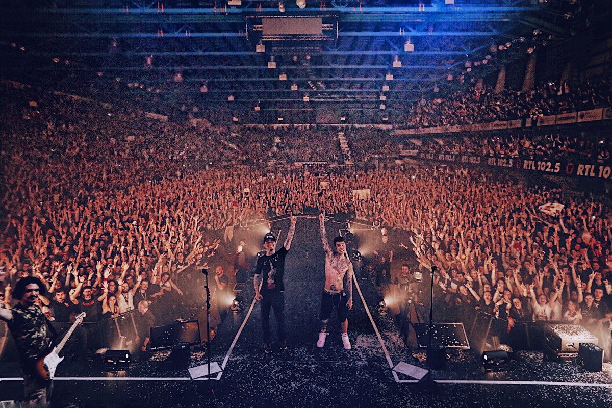 Fedez's tweet photo. 15 Marzo, Firenze
Non c'era nessuno 🇮🇹❤ https://t.co/J2iDdmSNxC