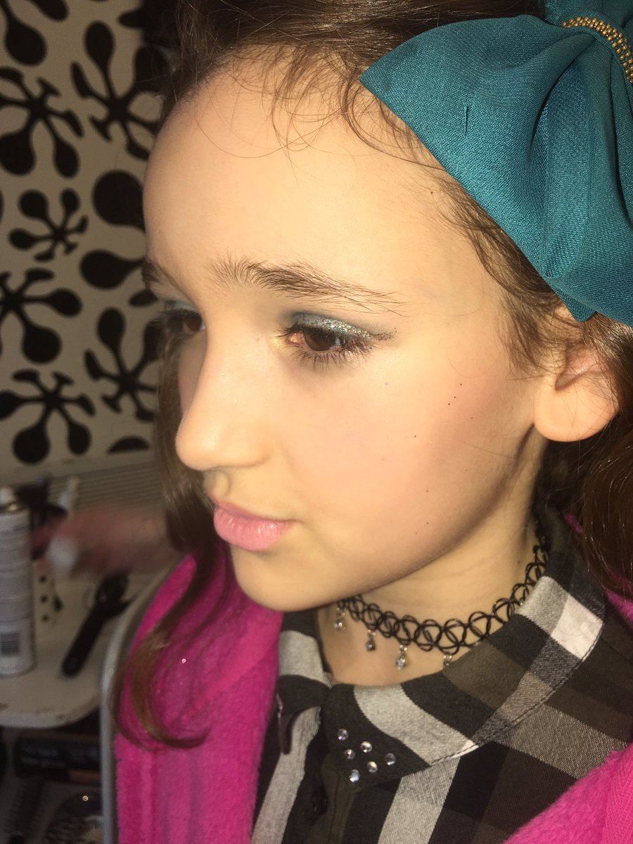 PamperOne's tweet photo. Glitter makeup 💄❤👸🏼 lots of our packages include makeup or add makeup to any package for an addition £4 👍☺xxxx https://t.co/r5xgJKdD39