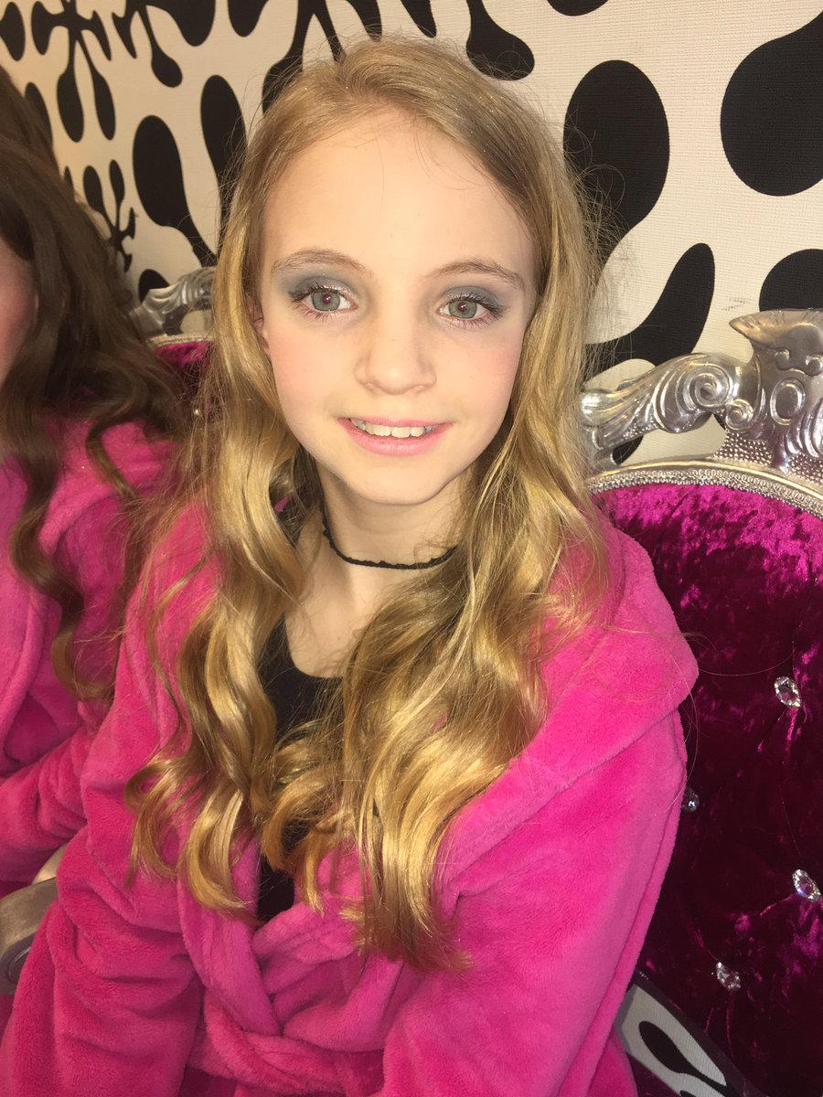 PamperOne's tweet photo. Glitter makeup 💄❤👸🏼 lots of our packages include makeup or add makeup to any package for an addition £4 👍☺xxxx https://t.co/r5xgJKdD39