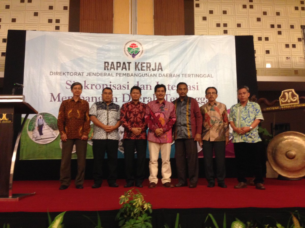 Ditjen_PPDT's tweet photo. Foto bersama, Inspektur Jenderal, Dirjen PDT dan para Direktur dilingkungan Ditjen PDT. #RakerPDT https://t.co/7JdAUJeXLt