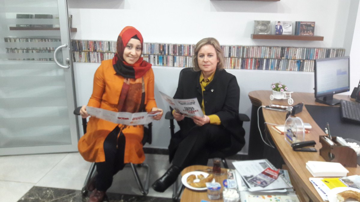 ElifTasci01's tweet photo. 23. &amp; 24. Dönem #Milletvekilimiz Av. @fatosgurkan ile Program Öncesi #Simit #Çay Eşliğinde #Referandum Hazırlığımızı Yapıyoruz🤗😎 https://t.co/av2tGBCftw