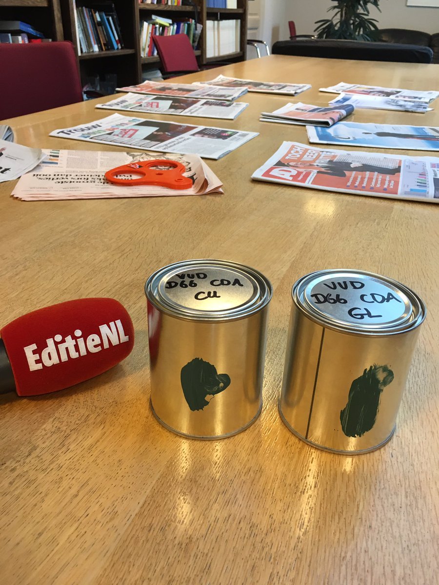 AnneMeer's tweet image. De coalities in een blik. Welke kleur regering wordt het? @VVD #mengen #verfblik #blauwgroen #rijtuigengroen @editienl