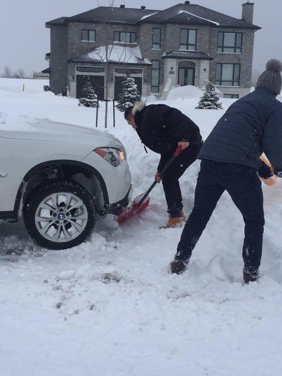 GoalieWays's tweet photo. Montreal Canadiens captain Max Pacioretty helped shovel out a young man's car during the snowstorm https://t.co/SOKeT38Vvq