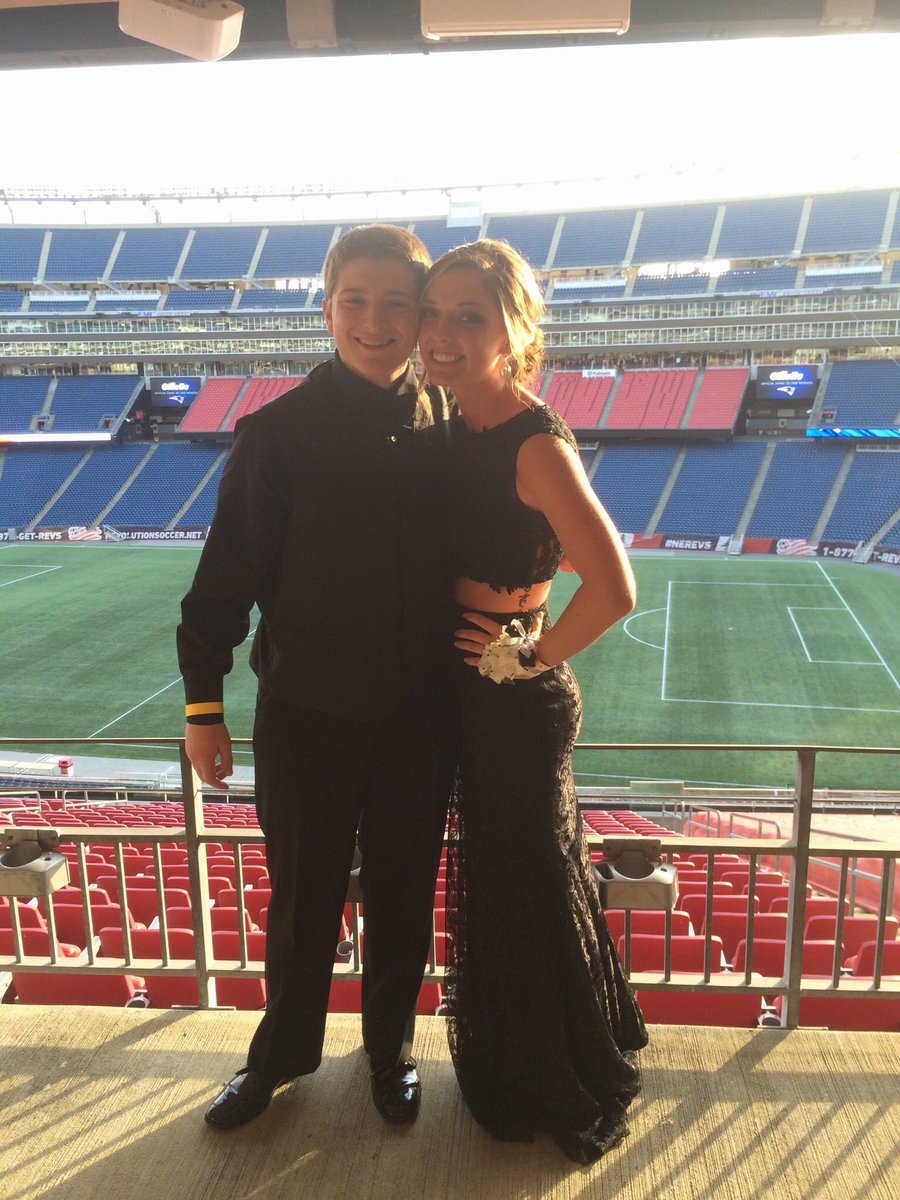 halzbrowne's tweet photo. Happy birthday to the BEST prom date ever!!! Miss you sm ant, hope Cali is treating you good ❤ xo @Anthony_Romano3 https://t.co/Qqv22ytS22