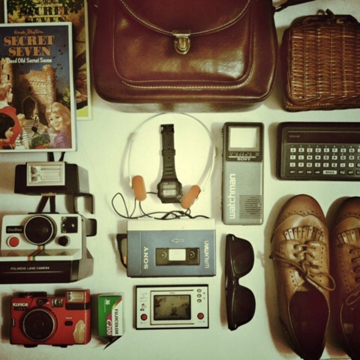 Tas? ✔️
Sepatu? ✔️
Kamus elektronik? ✔️
Kamera film? ✔️
Kamera instant? ✔️
Game? ✔️
Walkman? ✔️
TV portable? ✔️

Gadget liburan th 80an.