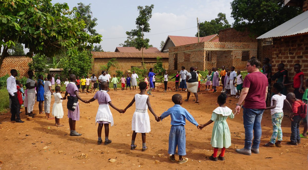Martijn Krabbé bezocht voor <a href="/PostcodeLoterij/">Postcode Loterij</a> een kinderarbeidvrije zone in Oeganda. Zondag te zien op RTL4 om 23:30! bit.ly/2mwlMKS