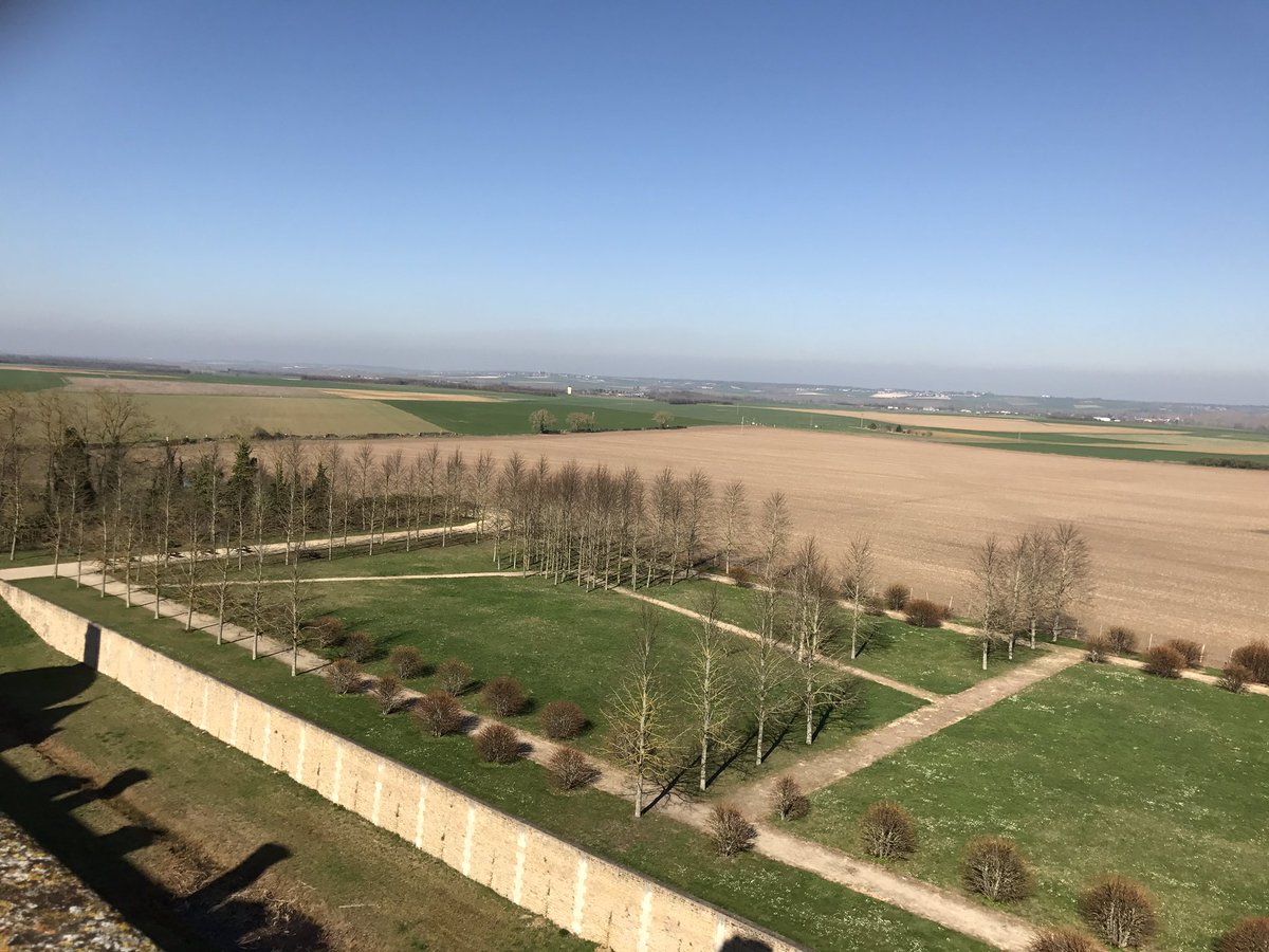 ChateauOiron's tweet photo. Total Ciel bleu sur #Oiron cet après-midi! #bluesky https://t.co/NMkxr7e9q5
