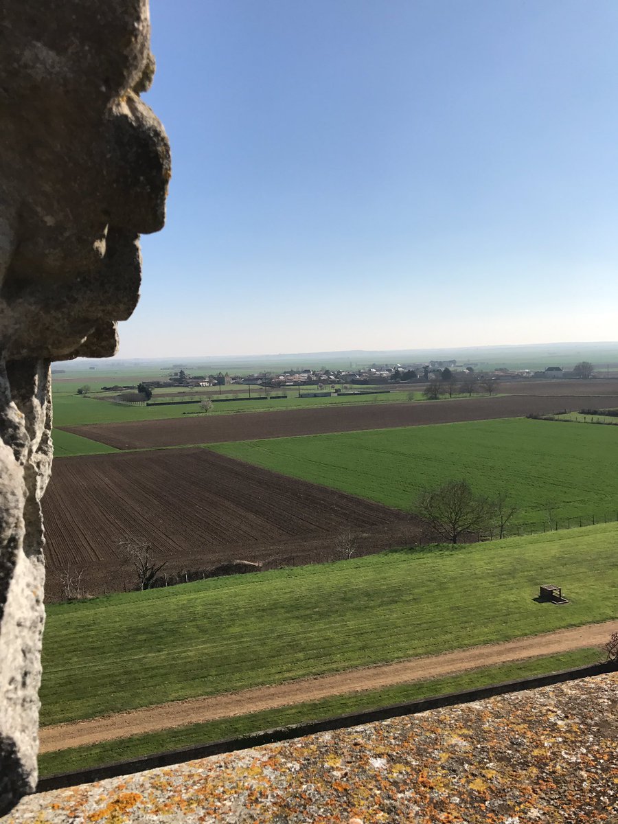 ChateauOiron's tweet photo. Total Ciel bleu sur #Oiron cet après-midi! #bluesky https://t.co/NMkxr7e9q5
