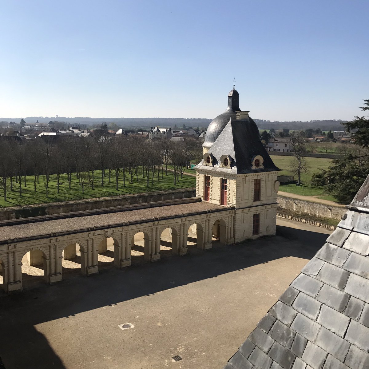 ChateauOiron's tweet photo. Total Ciel bleu sur #Oiron cet après-midi! #bluesky https://t.co/NMkxr7e9q5