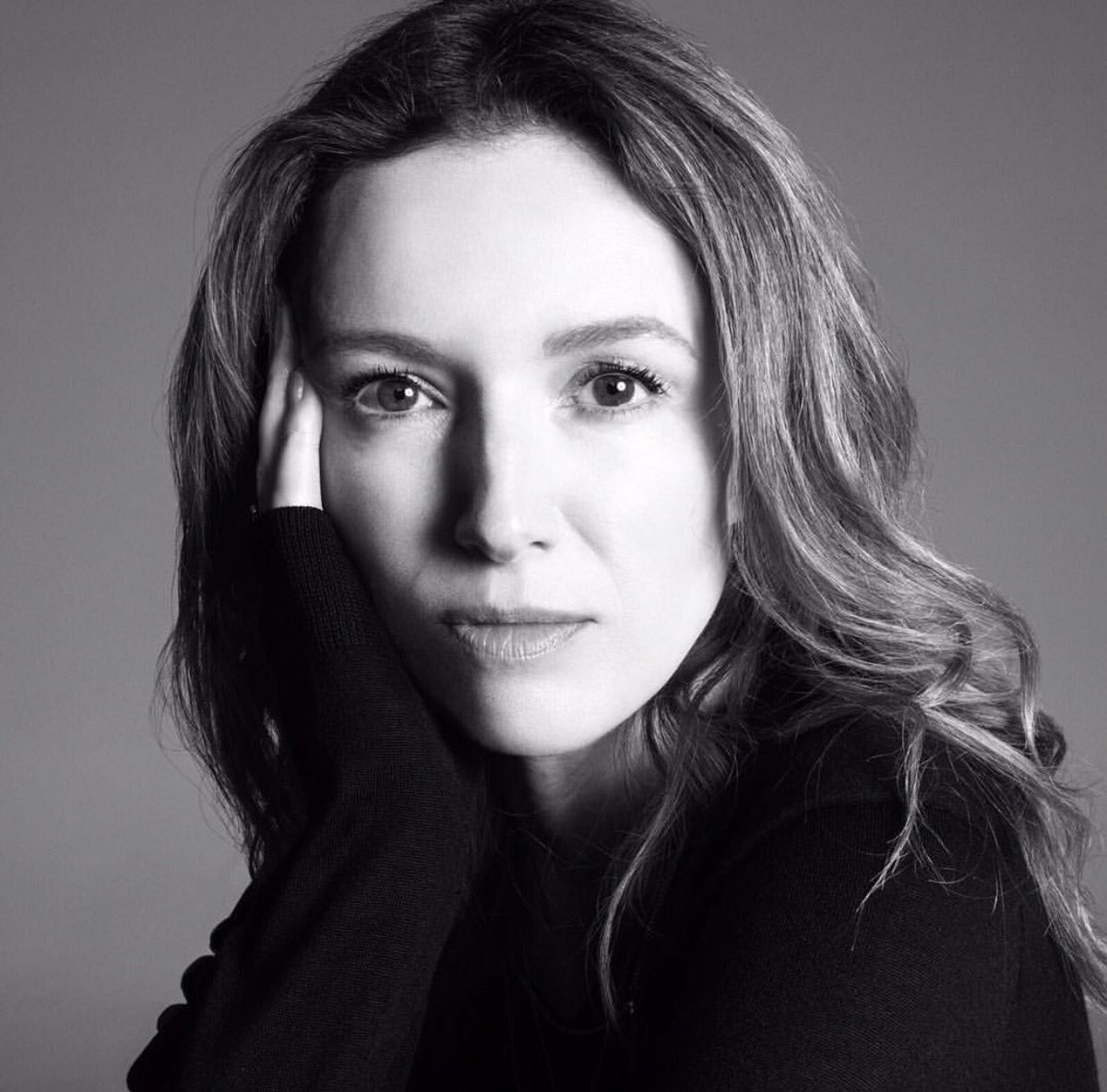 IAMFASHlON's tweet image. Congratulations to Clare Waight Keller. She has been named the 1st female Creative Director at Givenchy. Debut collection will be in Oct.