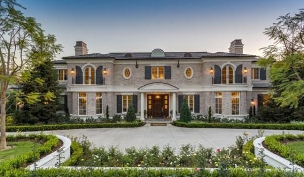J. Lo sells up LA mansion for $7m discount zo.op.la/aTuxvs #property #jlow #jenniferlopez