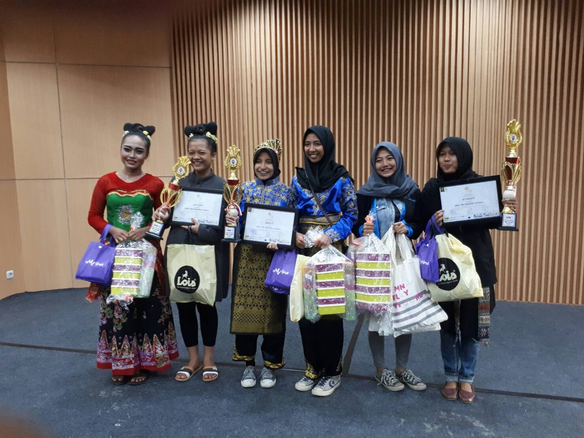 NFF_FEBUI's tweet photo. Selamat kpd para pemenang tari kategori B! 
Juara 1: Ukt Karawitan (Airlangga)
Juara 2: Tim Rampoe B (UGM),Juara 3: UKM Kesenian  (Jember) https://t.co/GRcgDe2c6J