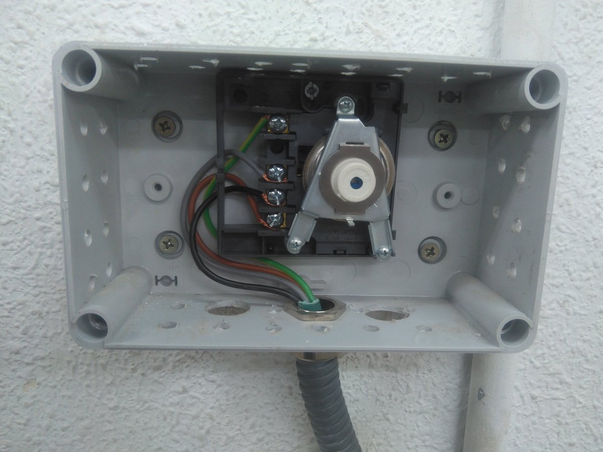 AulA3plus's tweet photo. El @AulA3plus se multiplica: 2º #Wemos_D1 instalado, esta vez en un aula de la zona SE y circuito de clima diferente. PI @cifpa_aragon https://t.co/s8vtn7HNja