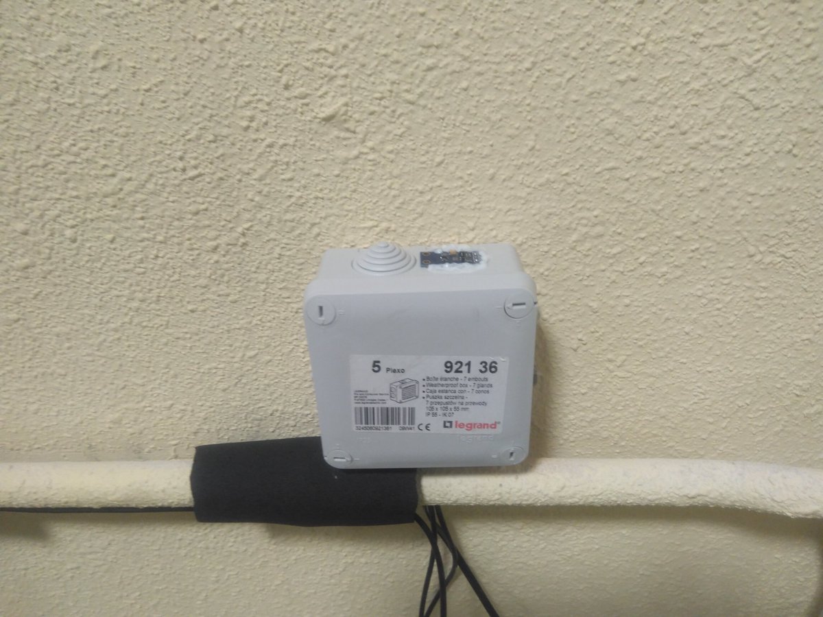 AulA3plus's tweet photo. El @AulA3plus se multiplica: 2º #Wemos_D1 instalado, esta vez en un aula de la zona SE y circuito de clima diferente. PI @cifpa_aragon https://t.co/s8vtn7HNja