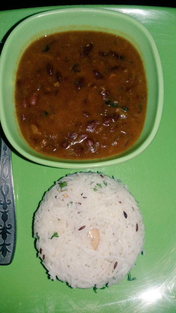 Chandni_Rajani's tweet photo. Late #lunch !!Couldn't resist &amp; just digged into this lipsmacking #RajmaChawal #Homemade #IPrepared 😋😋 https://t.co/6hzgDINMbZ