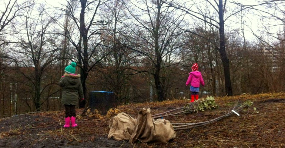 prenzlette's tweet photo. #PrenzlauerBerg wird essbarer! @mundraub_org pflanzt heute 5 Obstbäume zum Ernten für alle an der Storkower Straße https://t.co/bq73rUZc5b https://t.co/gd8OkwOJ9M