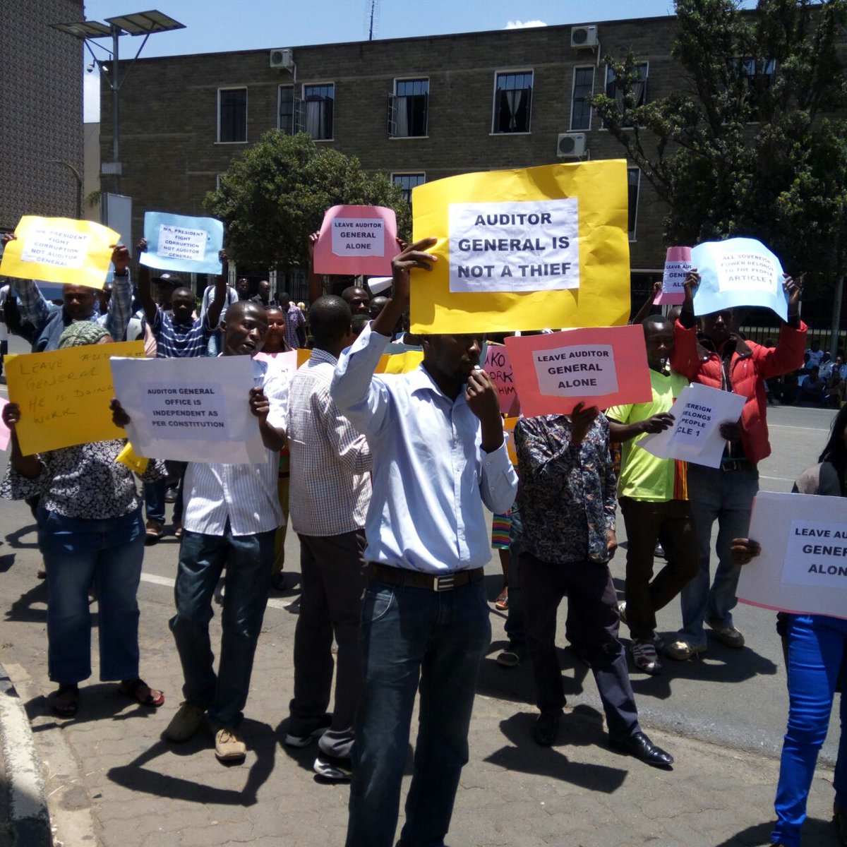 PeopleDailyKe's tweet photo. In pictures: Demonstrators outside Parliament Buildings in support of Auditor General Edward Ouko #OukoSpeaks #OukoRemoval https://t.co/JfBU9hATeU