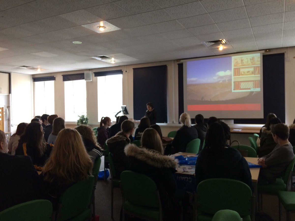 JB on wall paintings on Pompeii amphitheater at #Classics Schools day @SwanUniCOAH @SUAncientWorld