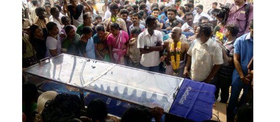 JuniorVikatan's tweet photo. முத்துக்கிருஷ்ணனின் உடல் நல்லடக்கம்!
#RIPMuthu
https://t.co/8Y4GzyuUOD https://t.co/0GpQGLDWeL