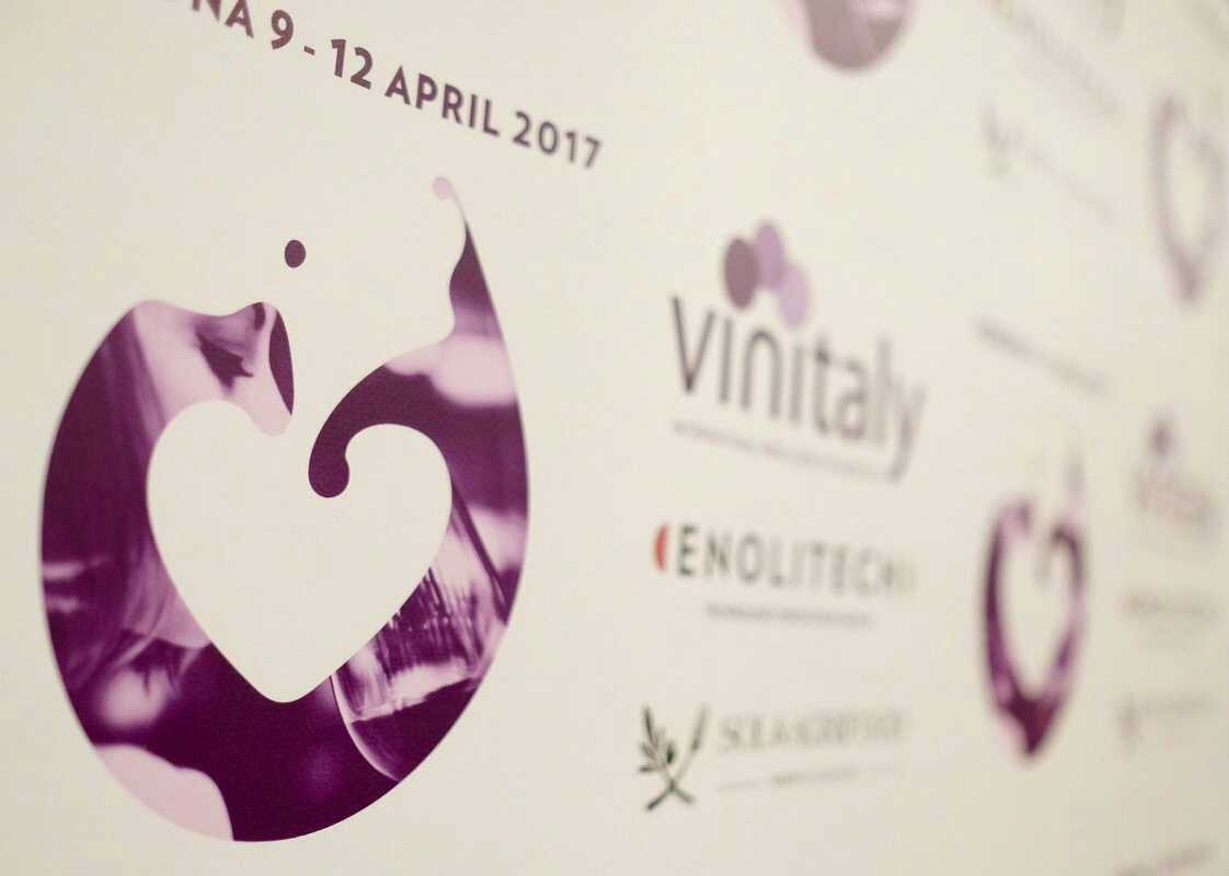 VRfiere's tweet photo. Pochi minuti alla conferenza stampa di #vinitaly2017
Segui la diretta streaming su https://t.co/VbnAoxOCC8 https://t.co/drFzaOgvUb