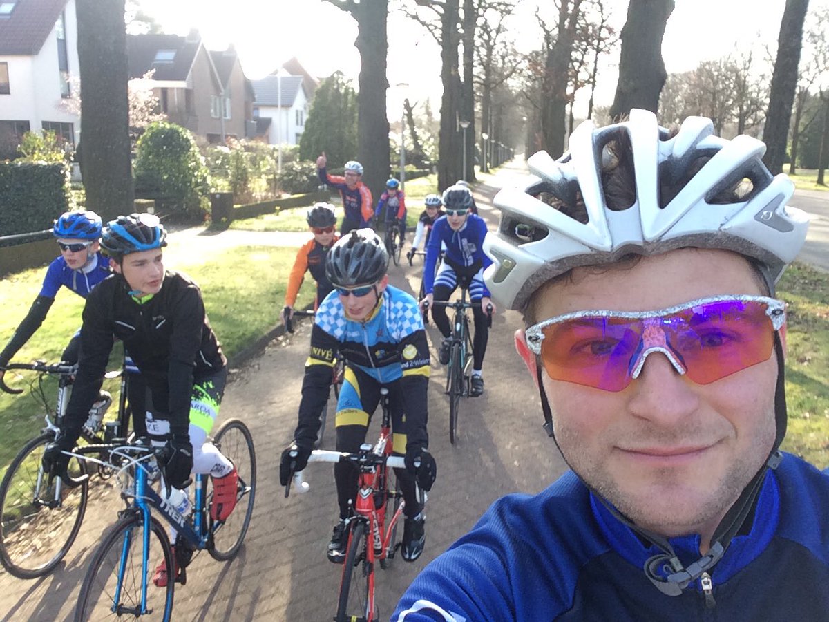 De dag gestart met een fietsrit bij TAK schaatsklas onder leiding van @rutgerterlaak! Leuke training. Veel leden <a href="/stokvisdennen/">Stokvisdennen</a> aanwezig.