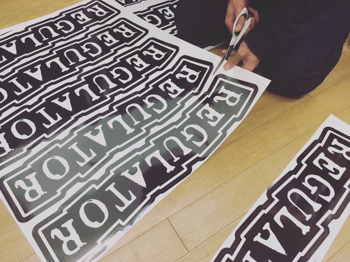 REGULATOR_CREW's tweet photo. CAR STICKERがOFFICEに到着しましたハイクオリティーのシートを多くのクルーに貼ってもらうために手でカットしてコスト削減ス！各店舗スタッフが枚数とサイズを確認して直接連絡していきます、しばらくお待ちを！
#regcar #regulator #regcrew https://t.co/UvUbR6VSBW