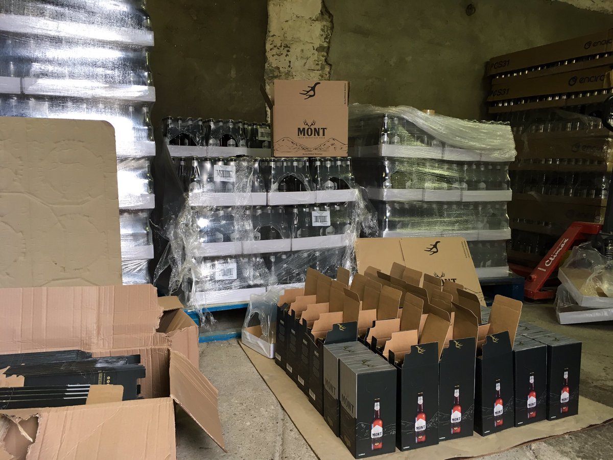 ManorBrewingCo's tweet photo. Packaging day! Our new @MontBeerIE #IrishMountainBeer packaging released in time for #StPatricksDay deliveries #4pack #nomoreshrinkwrap https://t.co/z0HVZKGbAR