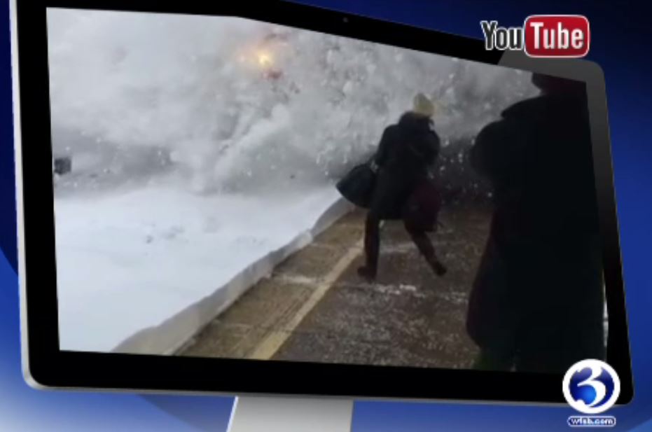 NicoleNalepaTV's tweet photo. Ahhhh!! Watch this #Amtrak train completely PUMMEL #commuters with #snow ▶️ https://t.co/QHp7IzOn8z 

#OMG #commuternightmare #TrendingNow https://t.co/p0k3rmRU2I