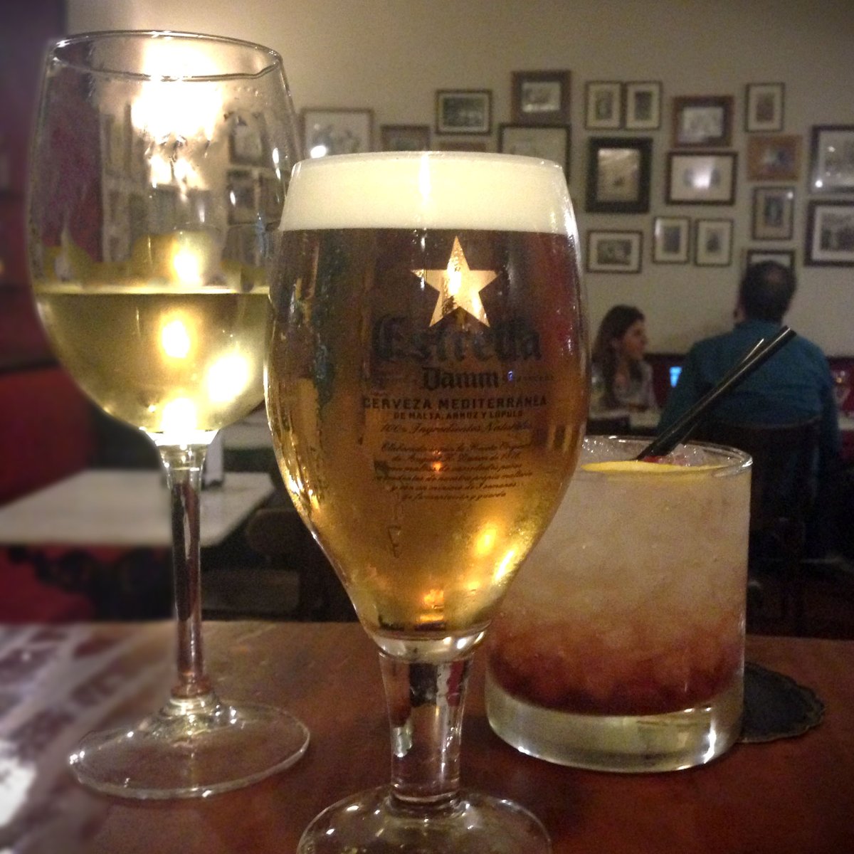 CafePepeBotella's tweet photo. Bueno y soleados dΓas, estamos deseando que llegue el finde, a que sΓ? #CaΓ±as #VinoBlanco #Brumble #Copas #Cocktails https://t.co/aSaMK0lAwL https://t.co/lLvpMUNBt3