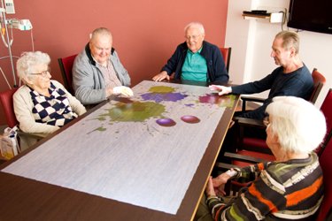 Heel blij met <a href="/Tovertafel/">TovertafelCA</a> die we van St. Vrienden ZGV en <a href="/rabovr/">VrRabo</a> kregen om #ouderen met #dementie actief te houden bit.ly/2nIdnFf