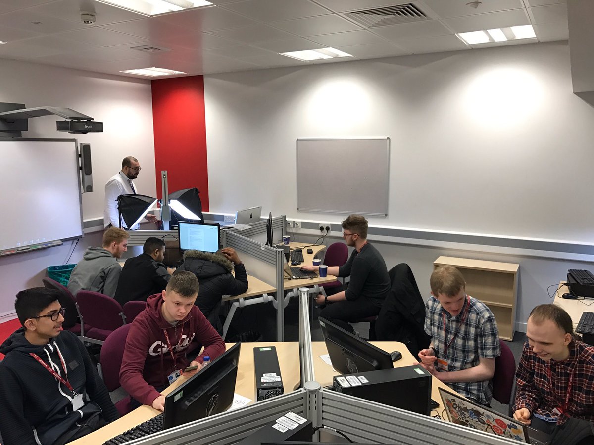 UkDigitalAdv's tweet photo. @RothwellMartin @BurnleyCollege final day building their business pitch https://t.co/TYlbTgLTj7