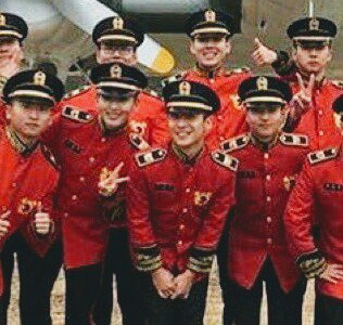 rwdekiaiclub's tweet photo. 軍楽隊の集合写真かわいーーーー゜゜(´O｀)°゜
リョウクさんの右隣の彼も女子力高そうな予感がぷんぷんして今後目が離せませんねっっww👀 https://t.co/70FInXkW5c