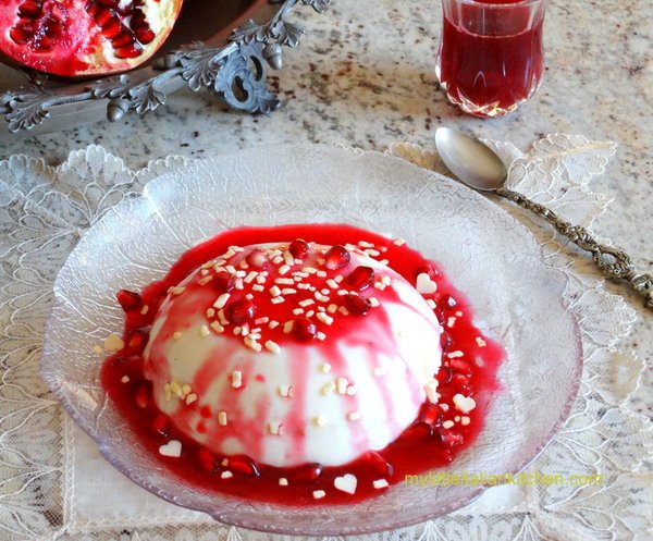 CasaCostello's tweet photo. Divine Vanilla Panna Cotta with pomegranate sauce from @cucinareitalia #oldBakeoftheWeek #9yearsblogging https://t.co/13rEZcmo6n https://t.co/ZYkSGMQwpL