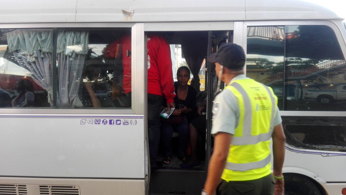 digesettrd_'s tweet photo. Se observa cooperación de conductores de autobuses de transporte al no llevar personas en lugares de peligro; puertas, ventanas/exceso. https://t.co/WfZWGklNGy