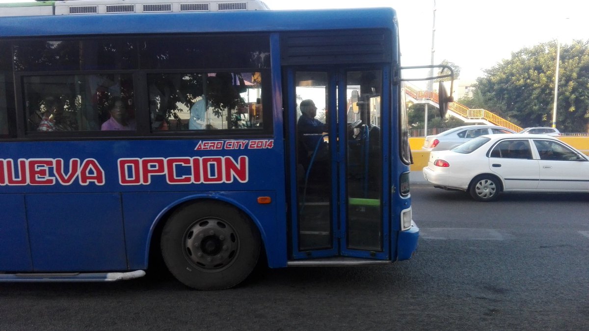 digesettrd_'s tweet photo. Se observa cooperación de conductores de autobuses de transporte al no llevar personas en lugares de peligro; puertas, ventanas/exceso. https://t.co/WfZWGklNGy