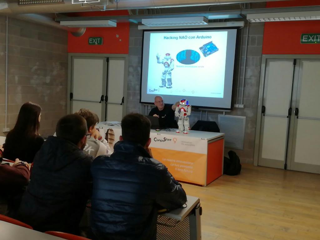 Alessandr84's tweet photo. Come programmare un robot con @CampuStore_IT #Nao #Arduino #RomeCup2017 @fmdigitale https://t.co/2DCmyqHlAE