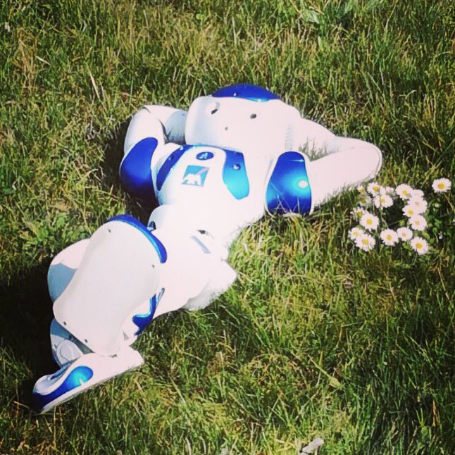 WimPauwels's tweet photo. Even #AXA robots need a break from time to time 😉 #zora @AXABankBE #AXAHeartsInAction https://t.co/z8y3f4tiOk
