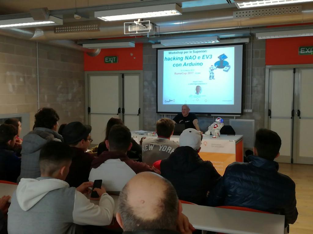 Alessandr84's tweet photo. Come programmare un robot con @CampuStore_IT #Nao #Arduino #RomeCup2017 @fmdigitale https://t.co/2DCmyqHlAE