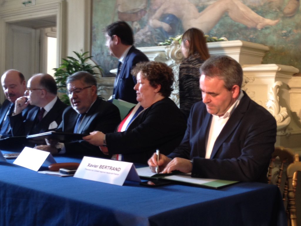 hautsdefrance's tweet photo. Signature historique du protocole de financement du barreau Picardie-Roissy : la Région #hautsdefrance engage plus de 100 millions d'euros https://t.co/2oOin0xfyI