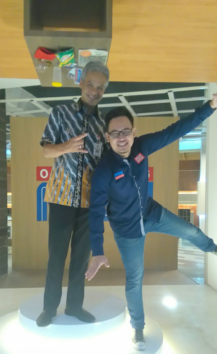 febriano84's tweet photo. Terima kasih Pak Gub @ganjarpranowo sudah mampir ke studio @ptpnradiosolo 
😀😀 sukses terus Pak! 
Tetap #amanah 👍 https://t.co/ugscSa524r