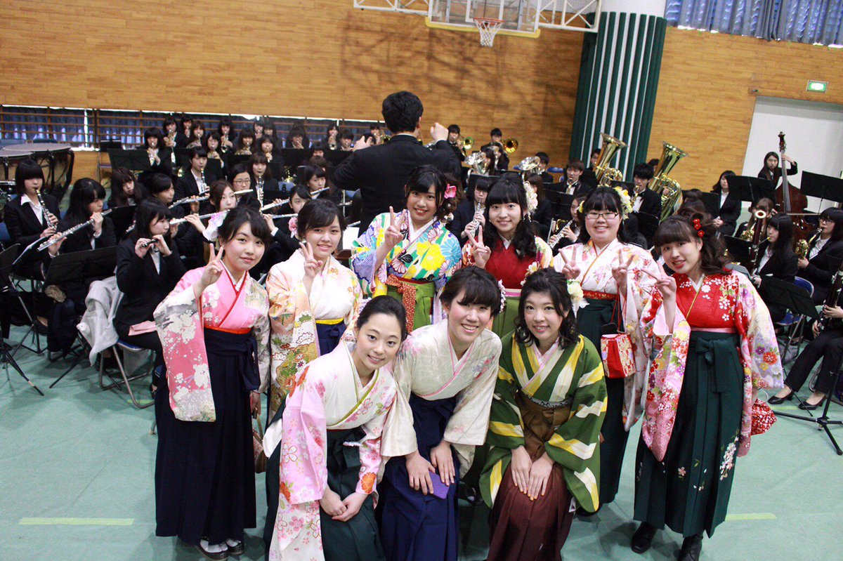 文教大学吹奏楽部 本日 大学にて卒業式が行われました 当部ではお馴染みの 時計台 を 引退した先輩方に指揮していただきながら 開式の音楽として演奏させていただきました 卒業生の皆さま ご卒業おめでとうございます
