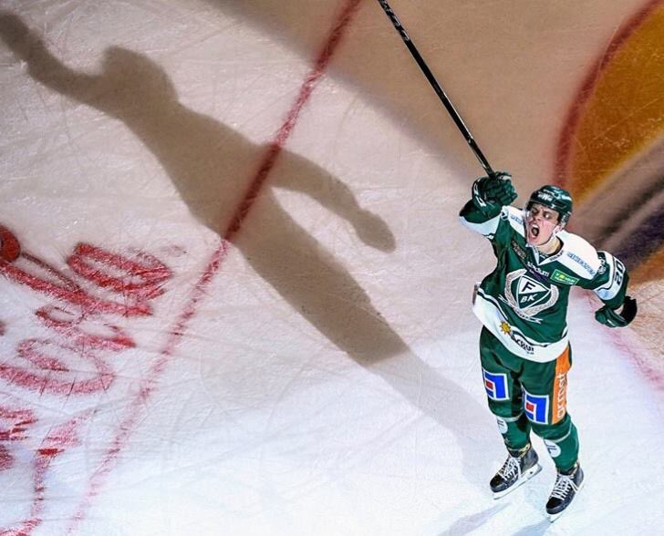 Strandmannen's tweet image. Joel Eriksson Ek jublar åt att Färjestad är klart för kvartsfinal #flagganitopp