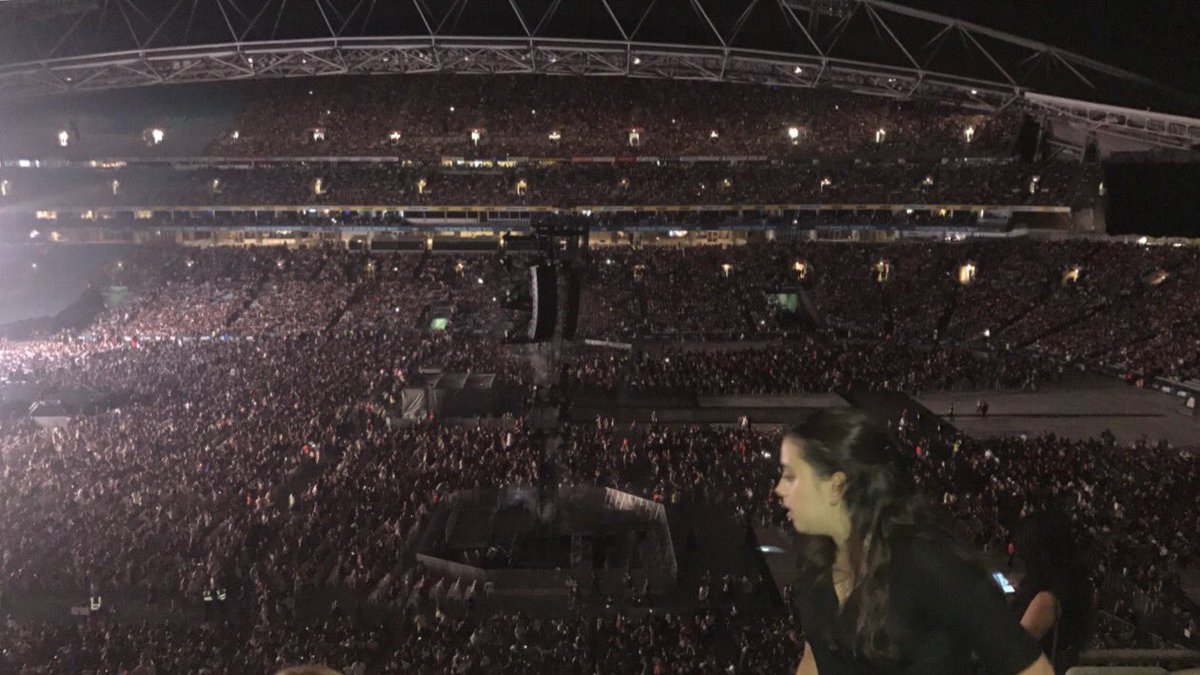 LukesHotLipring's tweet photo. Before and During Justin Bieber in Sydney last night https://t.co/xKBu0EHQfn